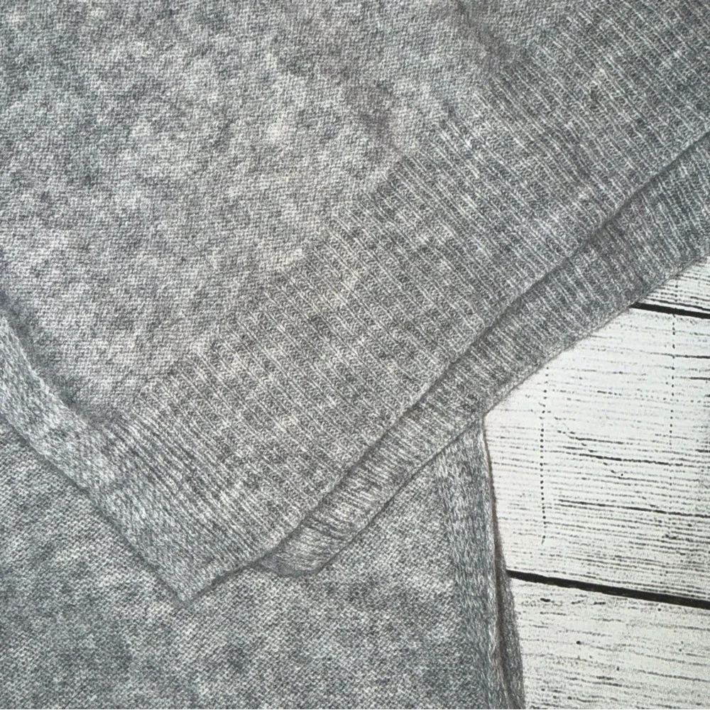 Tahari 100% Cashmere Knit Scarf  Heather Gray 72x12 - Picture 4 of 4